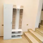 דירה Kate's & Kallia's House *