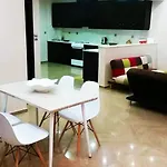 דירה Kate's & Kallia's House