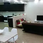 דירה Kate's & Kallia's House