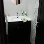 דירה Kate's & Kallia's House *